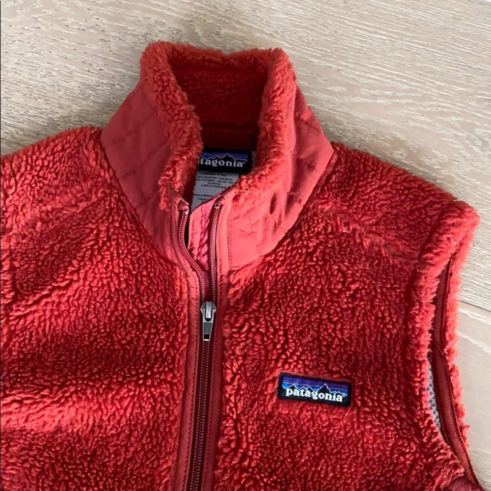 Patagonia deep red Sherpa Vest - Picture 2 of 8